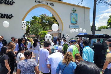 Con globos y multitudinaria asistencia, familiares y amigos de María Jimena acompañaron su sepelio en Cartago (Valle del Cauca).