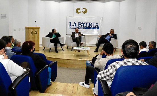 En el conversatorio del libro estuvieron Fernado Ramírez, editor de noticias de LA PATRIA; Osvaldo Hernández, escritor del libro y Mario Cesar Otálvaro, periodista deportivo.