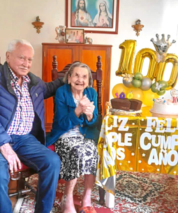 Foto | Henry Giraldo | LA PATRIA A Elvia Santana le celebraron sus 100 años, la acompañan su hermano Luis de 90 años. Felicitaciones a la señora que fue la empleada de la Alcaldía de Manzanares por mucho tiempo, de donde es pensionada.