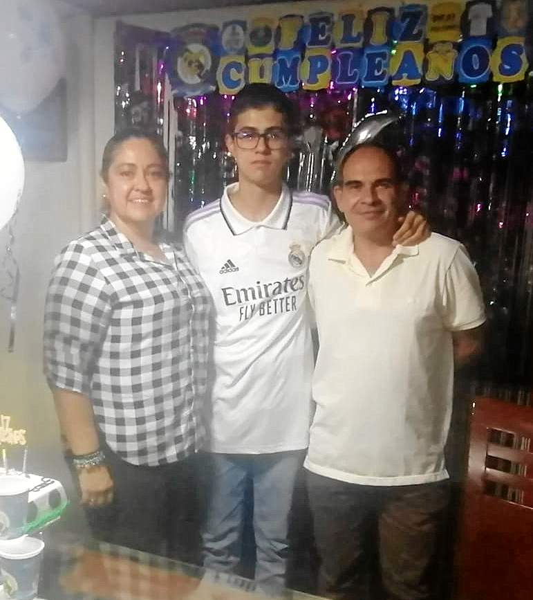 Foto | Lector | LA PATRIA Luis Felipe Becerra Ocampo celebró su cumpleaños rodeado de su familia. Aparece en la foto con Paula Andrea Ocampo, Luis Felipe y Pedro Becerra.