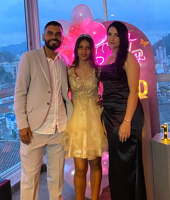 Foto | Cortesía | LA PATRIA  Mariana Montoya Gómez festejó junto a sus padres, Cristian David Montoya y Juliana Gómez, sus 15 años en el restaurante La Shiraka.