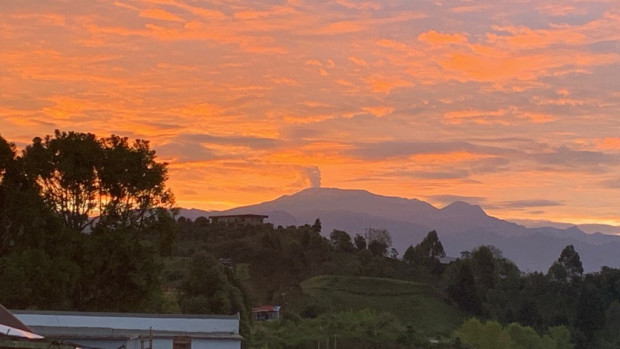 El amanecer del sábado 19 de noviembre, con el Volcán Nevado del Ruiz de fondo. Henry Giraldo logró esta foto a las 5:47 a.m. desde la planta Los Urapanes en Neira (Caldas).
