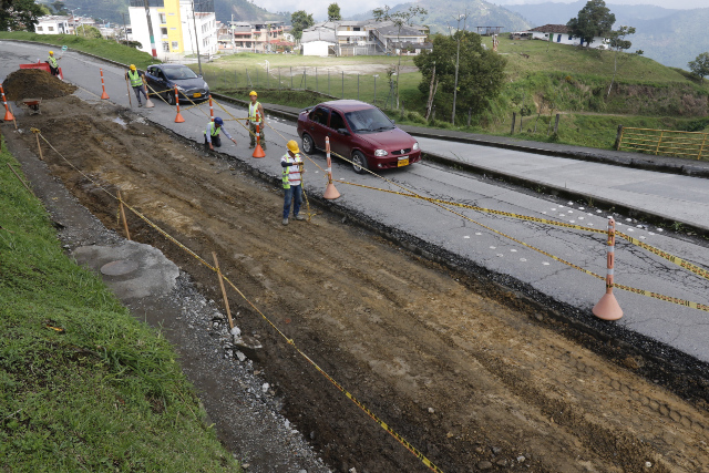 Estado de la vía en la entrada a La Linda, donde arreglarán 190 metros del pavimento rígido. 