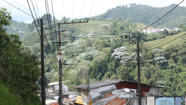 Los residentes del Galán denuncian contaminación visual en el barrio. Los cables se volvieron paisaje. 