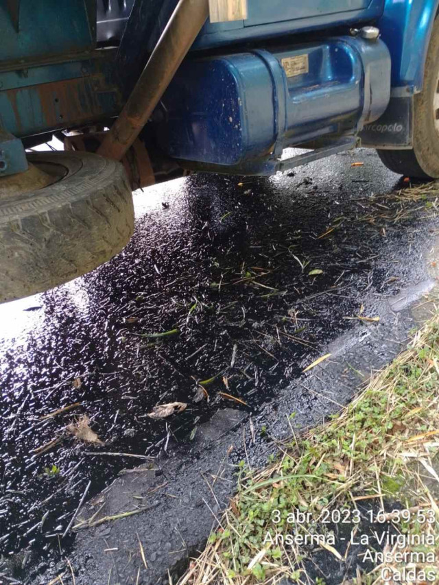 El aceite de un vehículo regó la vía Troncal de Occidente, la comunidad solicitó la limpieza del mismo porque era un riesgo para los conductores. Foto | Albeiro Rudas | 
