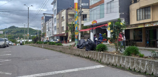  La zona rosa del municipio se llenó de basura. Al parecer, los responsables son algunos de los establecimientos comerciales que colocan las basuras en la madrugada.