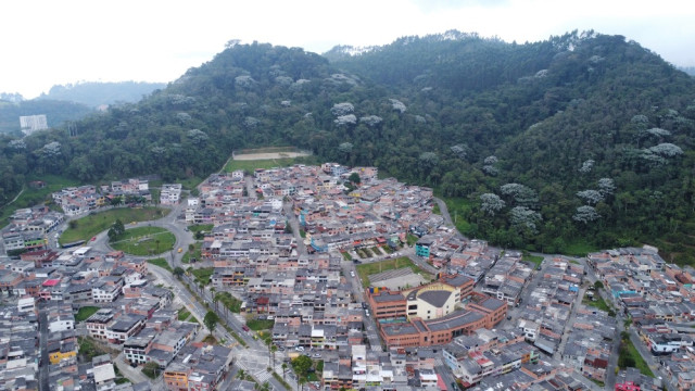 La imagen muestra la parte alta del barrio El Caribe y el inicio de la Reserva Natural Monteleón, en la comuna Ciudadela del Norte.