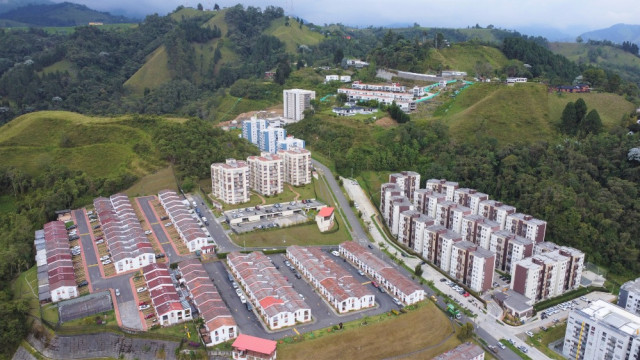 En la parte central de la foto está el barrio Niza y en la parte superior está el Cerro de Oro, ambos están cubiertos por áreas verdes.  
