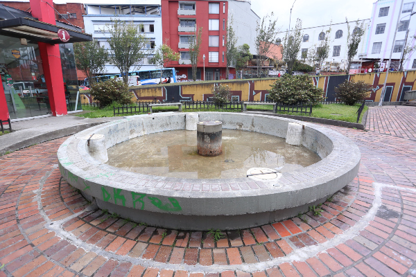 En el la fuente del Parque Benjamín López es recurrente que habitantes de calle se bañen y hagan sus necesidades adentro de la fuente.