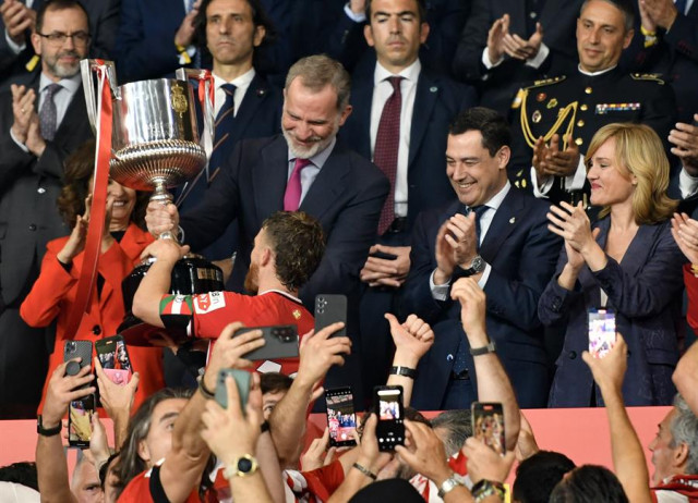 El rey de España, Felipe VI, le entregó la copa del Campeonato Nacional a Iker Muniain, capitán del Athletic Club de Bilbao.