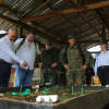 El ministro de Defensa colombiano, Iván Velásquez (segundo de izq. a der.), y el ministro de Seguridad de Panamá, Juan Manuel Pino (tercero), visitaron este martes la base binacional de Alto Limón, en la frontera colombo-panameña. 