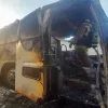 Fotografía cedida por Relaciones Públicas del Cuerpo de Bomberos de Panamá donde se ven bomberos mientras trabajan para apagar un incendio en un bus que trasladaba a 57 migrantes, en la carretera panamericana.