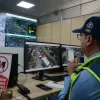 Hugo Gallego Uribe, coordinador de los agentes de tránsito, atento a la movilidad en Manizales. En este caso revisa las cámaras de la Avenida Santander en hora pico.