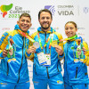 El entrenador Edison Ospina (centro) con Sofía Cárdenas y Febor Conde.