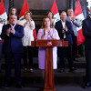 Dina Boluarte durante un discurso a la Nación en compañía de su gabinete de Ministros, este sábado en el Palacio de Gobierno, en Lima (Perú). 