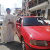 El párroco de La Candelaria bendiciendo un vehículo este Sábado Santo en Riosucio.