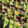 Militantes de Hezbolá enarbolando la bandera del grupo.