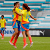 Karla Viancha (i) y Gabriela Rodríguez, autoras de los goles de la Selección Colombia Femenina Sub-20 ante Bolivia. Cada una marcó dos goles.