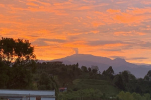 El amanecer del sábado 19 de noviembre, con el Volcán Nevado del Ruiz de fondo. Henry Giraldo logró esta foto a las 5:47 a.m. desde la planta Los Urapanes en Neira (Caldas).