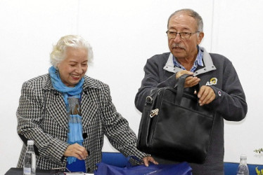 Ligia Acevedo entrega el reconocimiento a Jorge Eliécer Zapata Bonilla. 