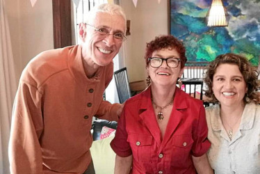 Foto | Lector | LA PATRIA En la residencia de Luis Álvarez y Cielo Arango se reunieron a festejar el cumpleaños de Alba Nelfy Bernal Orozco. Felicitaciones.