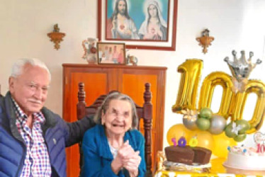 Foto | Henry Giraldo | LA PATRIA A Elvia Santana le celebraron sus 100 años, la acompañan su hermano Luis de 90 años. Felicitaciones a la señora que fue la empleada de la Alcaldía de Manzanares por mucho tiempo, de donde es pensionada.