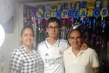 Foto | Lector | LA PATRIA Luis Felipe Becerra Ocampo celebró su cumpleaños rodeado de su familia. Aparece en la foto con Paula Andrea Ocampo, Luis Felipe y Pedro Becerra.