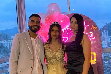 Foto | Cortesía | LA PATRIA  Mariana Montoya Gómez festejó junto a sus padres, Cristian David Montoya y Juliana Gómez, sus 15 años en el restaurante La Shiraka.