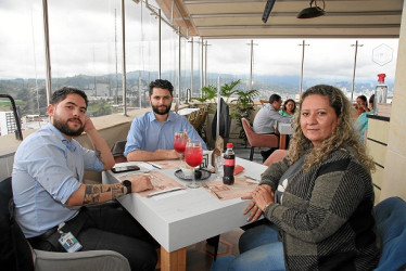 Foto | Argemiro Idárraga | LA PATRIA Víctor García, Jorge Calderón y Mary Luz Giraldo compartieron un almuerzo en el restaurante La Azotea, en Manizales.