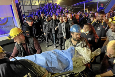 Foto | EFE | LA PATRIA Paramédicos y mineros llevan a un minero herido a una ambulancia en el lugar de la explosión después de que se produjera una explosión en una mina de carbón en Bartin, Turquía.