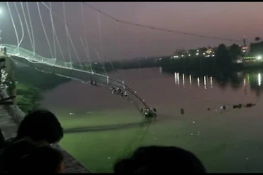 60 personas murieron en India tras colapso de puente colgante que fue restaurado