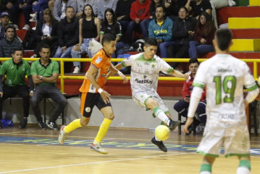 La experiencia de Cristian Torres (col en balón) ayudó a la Universidad de Manizales a ganar el partido.