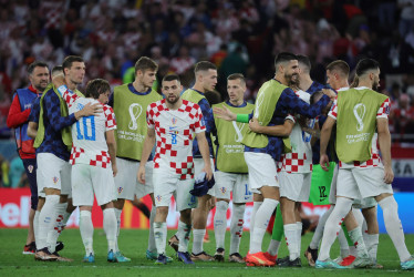 Los jugadores de Croacia celebran después del partido de fútbol del grupo F de la Copa Mundial de la FIFA 2022 entre Croacia y Bélgica en el estadio Ahmad bin Ali en Doha, Qatar.