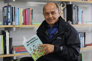 Osvaldo Hernández, editor de Deportes de LA PATRIA, con su libro, Secretos del Deporte.