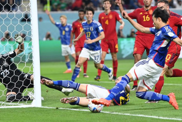 El segundo gol de Japón contó con polémica, porque tras dos minutos de revisión el VAR determinó que el balón no había atravesado la línea de fondo y que la anotación era lícita.