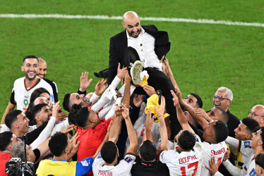 El entrenador de Marruecos, Walid Regragui, es celebrado por su equipo después de ganar el partido de fútbol del grupo F de la Copa Mundial de la FIFA 2022 entre Canadá y Marruecos en el estadio Al Thumama en Doha, Catar.