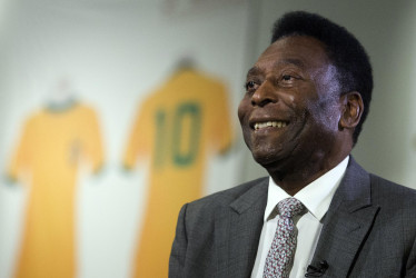 Por muchos, Pelé es considerado el mejor futbolista de todos los tiempos. Tras un mes hospitalizado a causa de complicaciones de un cáncer de colon, falleció este jueves en Sao Paulo.