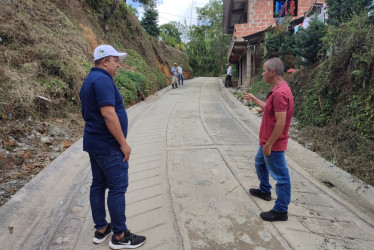 Carlos Yesid Castro (izquierda), asegura que las placas huella son uno de sus mayores retos, ante la crisis invernal y los problemas de derrumbes y daños.