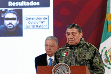 Foto | EFE | LA PATRIA Luis Cresencio Sandoval, secretario de la Defensa Nacional, informó que además de Ovidio Guzmán también detuvieron a 21 miembros del crimen organizado.