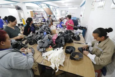 En Magiscreen trabajan 45 personas en dos líneas de producción: una de zapatos, que entrega en Manizales, y la otra de ropa deportiva, que se envía a Bogotá.