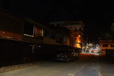 Finalizando la recta del barrio La Paz hay tres luminarias apagadas, que son de led. 