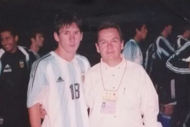Lionel Messi con Martín Alonso Henao.