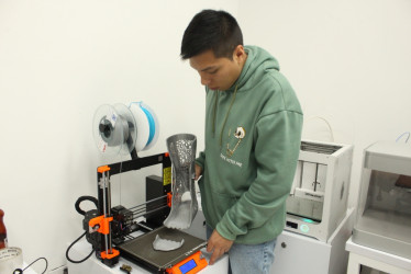 Carlos Ibarra sostiene una órtesis desarrollada en el laboratorio de mecánica computacional y experimental de la UAM. Su diseño fue hecho en 3D.