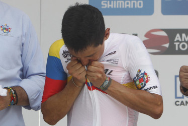 El ciclista Esteban Chaves, del equipo estadounidense EF Education-EasyPost, celebra durante la premiación del campeonato nacional de ruta, hoy, en Bucaramanga (Colombia).