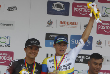 El ciclistas Kevin David Castillo (c), del Team Sistecrédito, celebra el triunfo junto a Andrés Mancipe (i) del equipo GW Shimano Sidermerc, y Edwin Patiño (d) del Team Ingeniería de vías, en el Nacional de Ciclismo en Ruta Sub-23, en Bucaramanga.