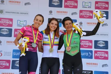 Diana Carolina Peñuela (izquierda), junto a sus compañeras de podio, Lina Hernández (centro) y Ana Cristina Sanabria.