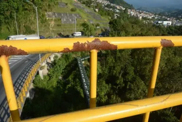 Varias partes de la baranda del puente tienen problemas con la pintura y el óxido. 