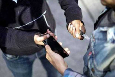 Hombre le roba el celular a otro amenazándolo con un cuchillo.