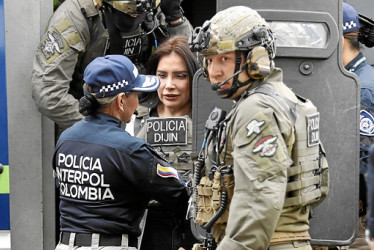 La exsenadora Aída Merlano llegó escoltada a las instalaciones de la Dirección de Investigación Criminal e Interpol luego de su arribo a Bogotá procedente de Caracas.