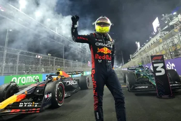 El piloto mexicano Sergio Pérez de Red Bull Racing celebra después de ganar el Gran Premio de Fórmula Uno de Arabia Saudita en el circuito Jeddah Corniche, Arabia Saudita, este domingo.